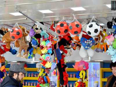 Mentre parliamo vediamo avvicinarsi al bancone, da cui pendono peluche di ogni tipo...